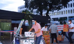 Tiếp tế nhu yếu phẩm cho nhân viên y tế tại Bệnh viện Bệnh Nhiệt đới TP Hồ Chí Minh. Ảnh: HCDC