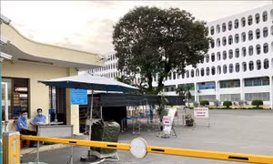 Khung cảnh vắng vẻ bên trong Bệnh viện Bệnh nhiệt đới Tp. Hồ Chí Minh sau khi có lệnh phong toả. Ảnh: Hồng Giang - TTXVN 