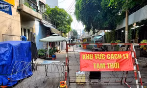 Một phần hẻm 954 Quang Trung bị phong tỏa. Ảnh: Thành Chung - TTXVN