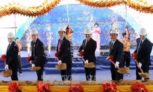 Các đại biểu thực hiện nghi thức khởi công Dự án. Ảnh: An Hiếu - TTXVN