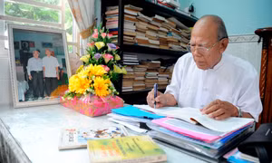 NGND Lâm Es nghiên cứu, biên soạn nhiều đầu sách giáo khoa tiếng dân tộc để dạy học cho con em đồng bào Khmer
