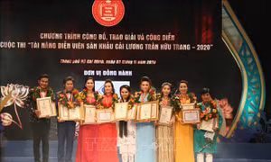 Trao huy chương cho các tài năng diễn viên sân khấu cải lương Trần Hữu Trang