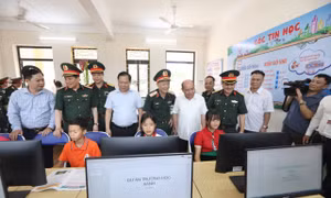 Giúp học sinh vùng dân tộc thiểu số ở Hòa Bình tiếp cận với tin học