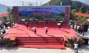 Sắc xuân rực rỡ trong Lễ hội Gầu Tào của đồng bào Mông