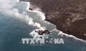 Nham thạch núi lửa phun trào ở Hawaii tạo thành đảo nhỏ ở ngoài khơi