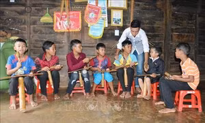 Ông Y’Gõ Niê trao truyền nhịp cồng chiêng Tây Nguyên