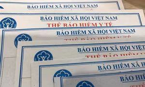 Kon Tum tặng thẻ bảo hiểm y tế, hỗ trợ bệnh nhân hoàn cảnh khó khăn