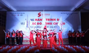 Hành trình đỏ: “Sắc đỏ cồng chiêng” trên thành phố hoa