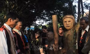 Khánh thành khu tượng gỗ dân gian Jrai và Bahnar ở Gia Lai
