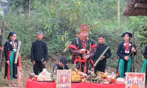 Trang phục thầy cúng của người Sán Chay