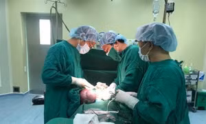 Bệnh viện Đa khoa tỉnh Kon Tum bóc tách thành công khối u buồng trứng nặng gần 4 kg