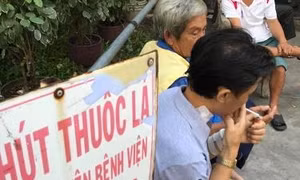 Cấm hút thuốc lá trong bệnh viện: Vẫn “bắt cóc bỏ đĩa”