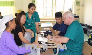 Khám bệnh, cấp phát thuốc miễn phí cho người nghèo tỉnh Cao Bằng