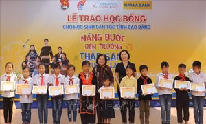 Tiếp sức học sinh dân tộc thiểu số Cao Bằng đến trường