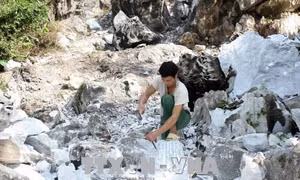 Nghề đục đá truyền thống dưới chân núi Đá Tiên