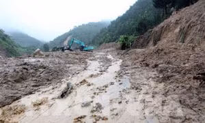 Mưa lớn kéo dài gây sạt lở taluy và ách tắc một số tuyến đường ở Yên Bái