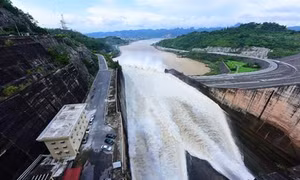 17h: Mở thêm 1 cửa xả đáy hồ Hòa Bình 