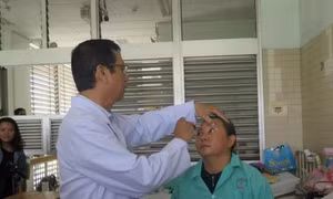 Lần đầu tiên thực hiện ghép giác mạc theo phương pháp phối hợp “hai trong một”