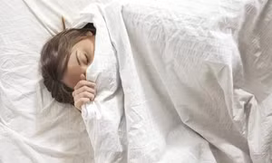 7 tác hại nghiêm trọng từ thói quen trùm chăn kín đầu khi ngủ