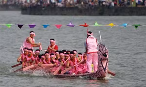 Giỗ Tổ Hùng Vương - Lễ hội Đền Hùng năm Mậu Tuất 2018: Hội thi bơi Chải thu hút đông đảo du khách