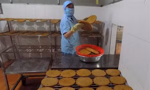 Chả cá Vạn Ninh hút hàng dịp Tết