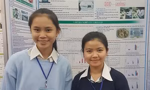 Hai nữ sinh ở Đơn Dương chế màng phủ sinh học giúp bảo quản dâu tây tốt hơn