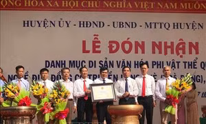Đón bằng công nhận nghề đúc đồng cổ truyền làng Chè là Di sản Văn hóa phi vật thể quốc gia