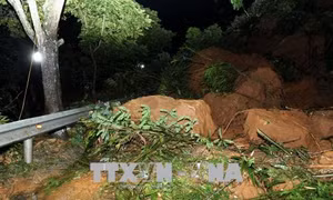  Sạt lở đất đá gây ách tắc giao thông nghiêm trọng trên Quốc lộ 4D tại Lào Cai