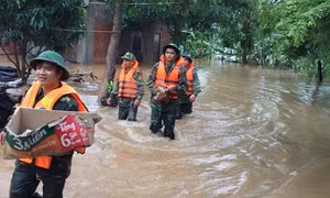 Bộ đội giúp dân vùng biên Gia Lai vượt qua mưa lũ