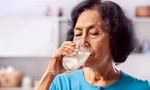 Người lớn khỏe mạnh có cần uống sữa?