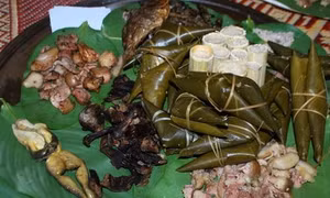 Thưởng thức món thịt sóc xông khói của người Cơ Tu