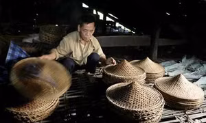 Độc đáo nghề đan nón lá của dân tộc Nùng
