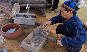 Giới thiệu nghề “giữ lửa” của đồng bào Mông đến từ Điện Biên