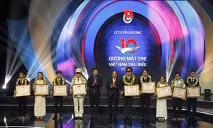 Thủ tướng Nguyễn Xuân Phúc dự Lễ tuyên dương 10 Gương mặt trẻ Việt Nam tiêu biểu năm 2017