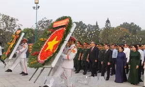 Lãnh đạo Thành phố Hồ Chí Minh dâng hương tưởng niệm các Anh hùng liệt sỹ