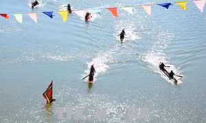 Kon Tum tổ chức Giải đua thuyền độc mộc truyền thống Xuân Mậu Tuất 2018