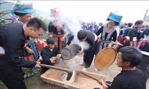 Đặc sắc lễ hội thi giã bánh giầy của đồng bào dân tộc Mông