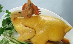 Cách luộc gà cúng Tất niên thơm ngon, da vàng óng, không bị nứt