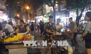 Tái diễn tình trạng lộn xộn tại không gian bộ hồ Hoàn Kiếm, Hà Nội 
