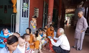 Thầy Nguyễn Tiến Minh - “Ông tiên đầu bạc” của học trò nghèo huyện miền núi Định Quán