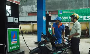 Giá xăng E5 tăng 320 đồng từ 3 giờ chiều 21/9/2018