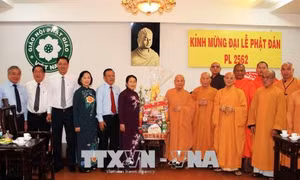 Lãnh đạo Thành phố Hồ Chí Minh thăm, chúc mừng một số cơ sở Phật giáo tiêu biểu