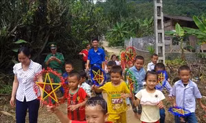 Tết Trung thu sớm với trẻ em nghèo vùng biên Lai Châu