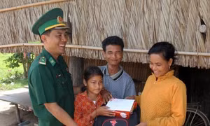Đồn Biên phòng Phú Mỹ (Kiên Giang) chắp cánh ước mơ cho học sinh nghèo vùng biên