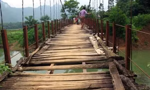 Hòa Bình: Người dân "đánh đu tính mạng" mỗi khi qua hai cây cầu treo đã xuống cấp 