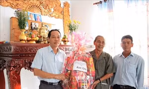Thăm, chúc Tết Katê đồng bào Chăm ở Bình Thuận