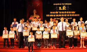 Tuyên Quang tuyên dương học sinh, sinh viên vượt khó tiêu biểu và trao học bổng “Tân Trào tiếp sức đến trường” năm 2018