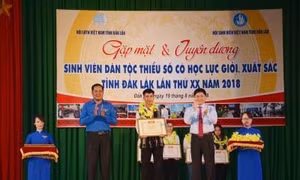 Đắk Lắk tuyên dương sinh viên dân tộc thiểu số có thành tích học tập tốt