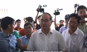 Bí thư Thành ủy Thành phố Hồ Chí Minh Nguyễn Thiện Nhân thăm người dân bị ảnh hưởng bởi dự án Khu đô thị mới Thủ Thiêm