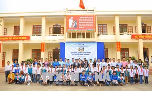 Trao tặng “Tủ sách Đinh Hữu Dư” cho học sinh miền núi Ninh Bình